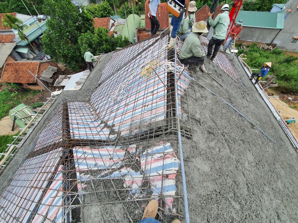 thi công đổ bê tông mái